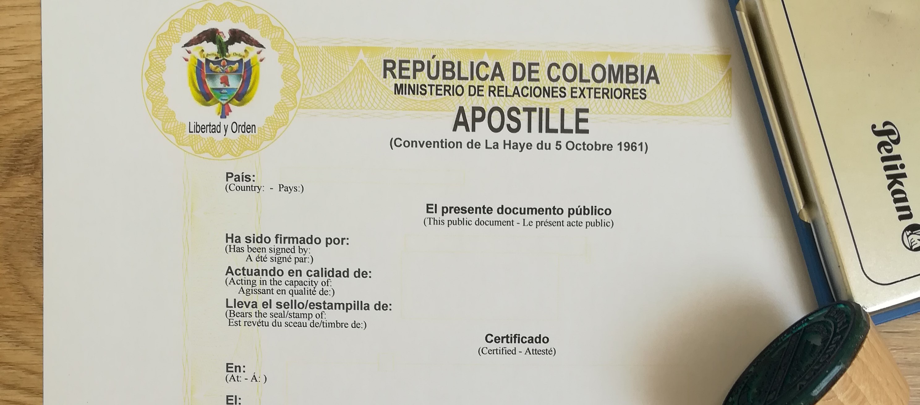 Che cosa è una apostille? Esempio di una apostille di Colombia.